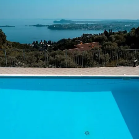 Panoramic Pool View With Parking Appartamento